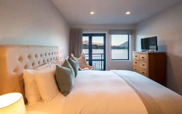 Lakefront Living - Exquisite Views - 4 Bedrooms