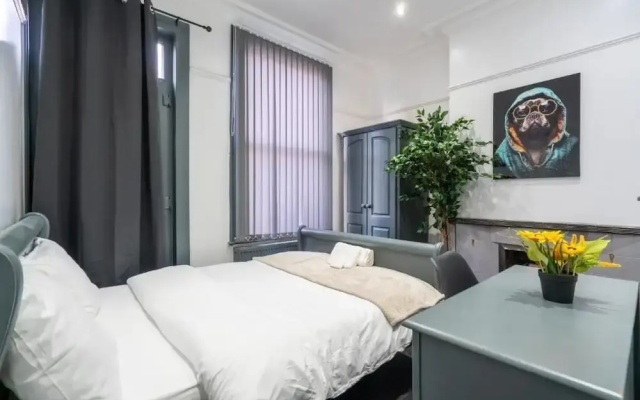 Sheffield 4 Bed Home by Broomhill Village