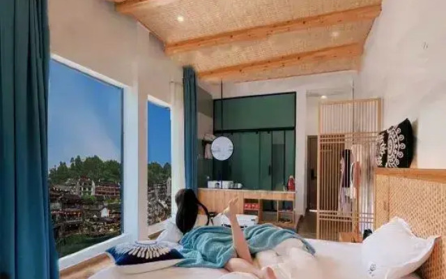 Menghui Furong Design Guesthouse (Furong Town Waterfall)