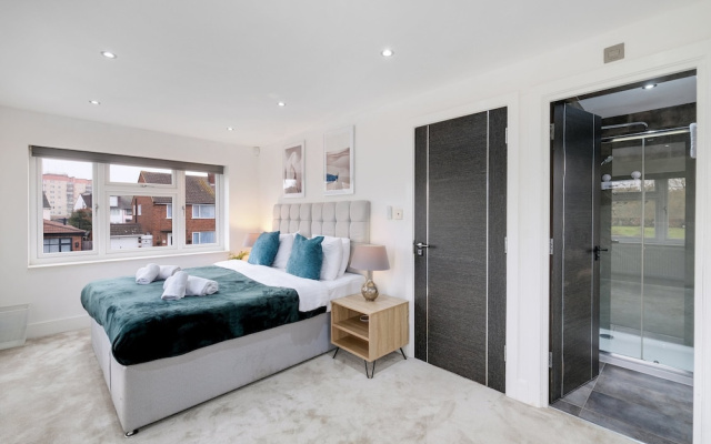Stunning 5 Bedroom, 3 Bathroom Home in Windsor