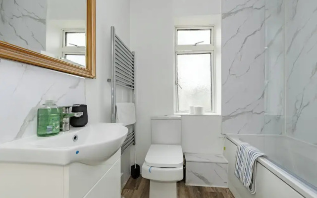 House - Sleeps 10 - Parking - Garden