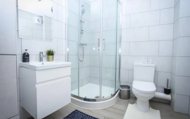 No15 Luxe Living Elegant City Home-1 Bed-Garden-Wifi-Private Parking-Beach-City