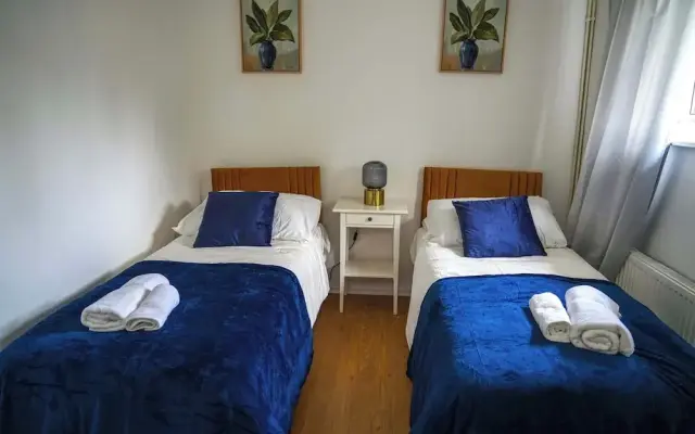 Milton Keynes Home - Sleeps 4 - Parking