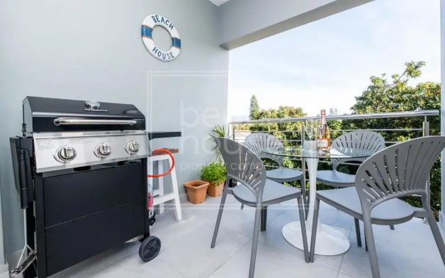 Warm Contemporary 2-bedroom apartment- Blouberg, Cape Town