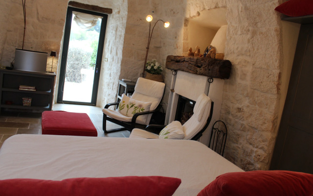 Ostuni,trullo fiabesco con piscina