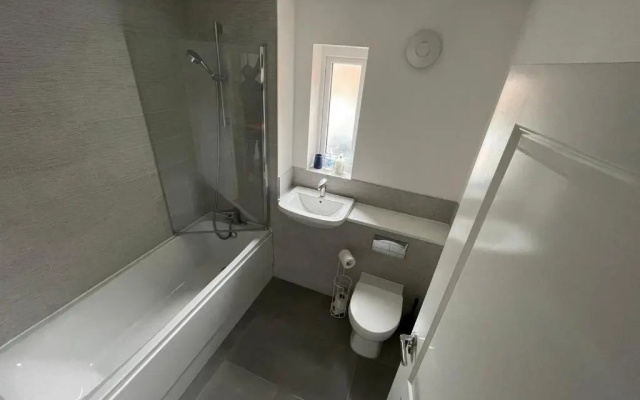 Large Spacious Room with Massive Bed and FREE WIFI