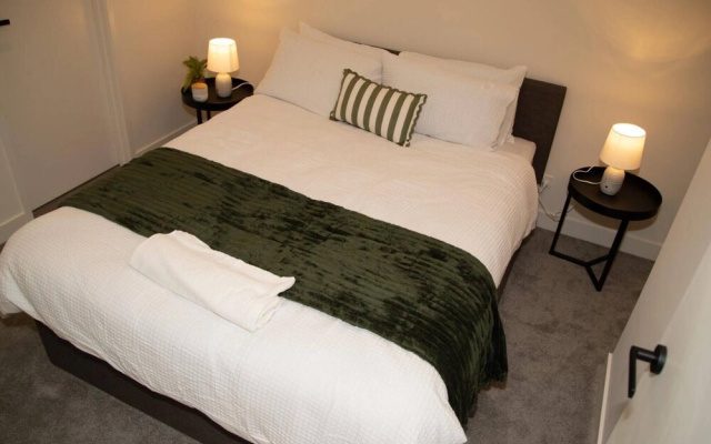 Clayton Luxe Retreat- Elegant 2 BDR With Balcony