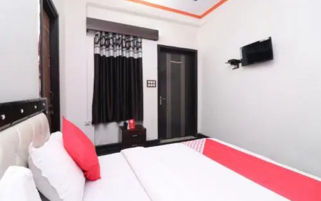 OYO 27763 Tr Hotel