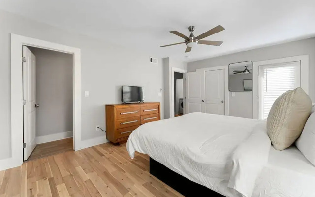 City Oasis With Hot Tub Group-friendly