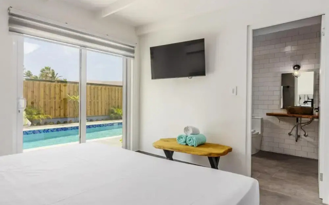 Luxurious Oasis Mins to Beach King Beds Pool