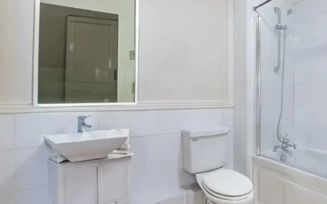 Impeccable 2-bed Apartment in London