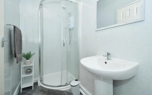 Beautiful 3-bed House by Ministays Stoke-on-trent