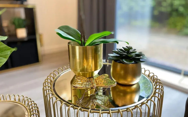 Newpointe Luxury Serviced Apartment at the Atrium