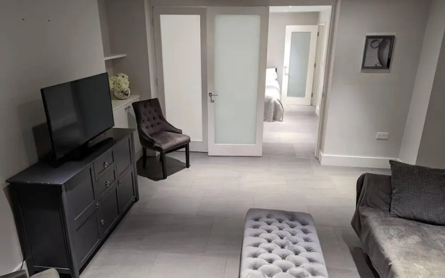 Captivating 1-bed Apartment in Bath With Parking