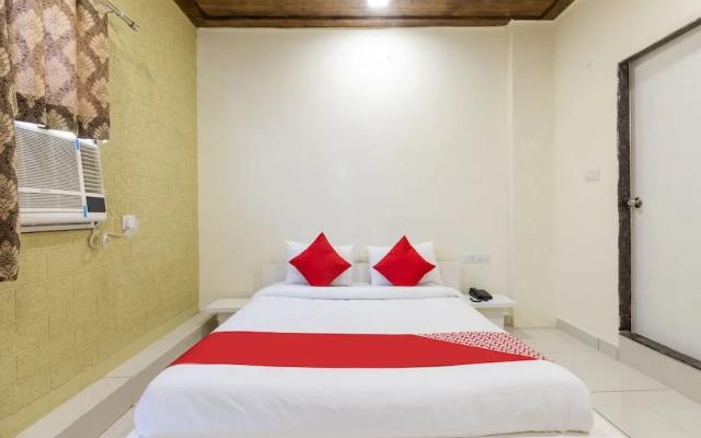 Oyo 27653 Savoy Suites