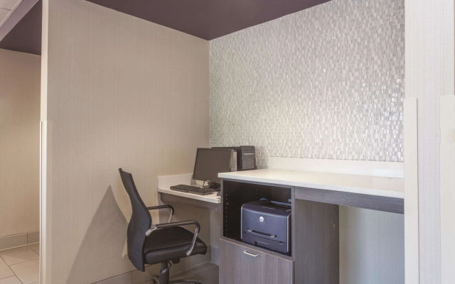 La Quinta Inn & Suites by Wyndham Jackson Airport/Pearl