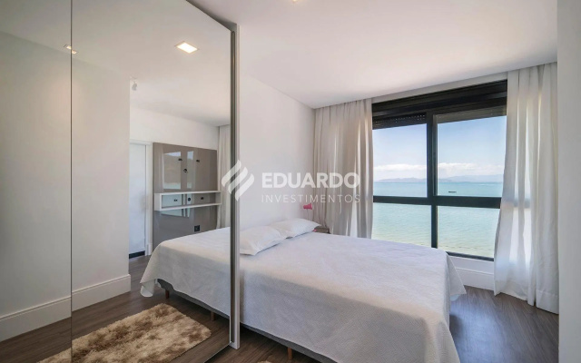 Triplex beira mar com 04 suítes para 12 pessoas.