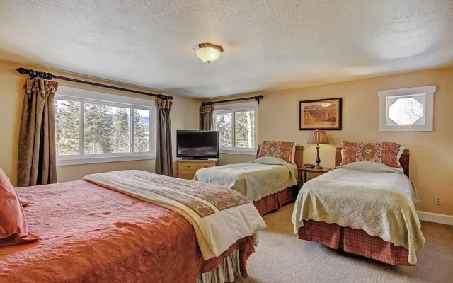 High Point Chateau 4 Bedroom Home by RedAwning