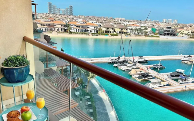 Luxury on the Palm with Marina view balcony