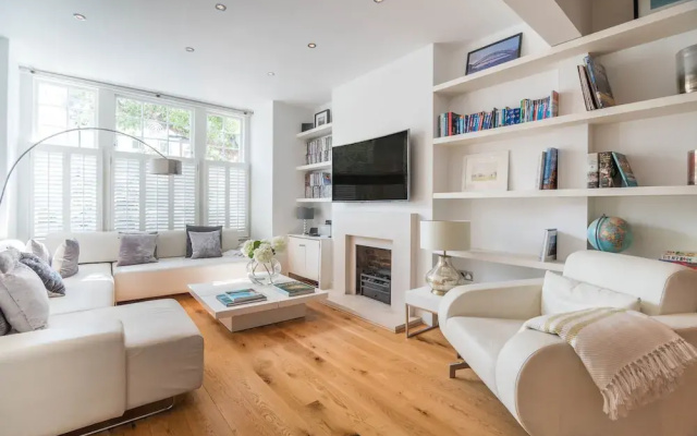 Luxury Barnes Family Home with Garden
