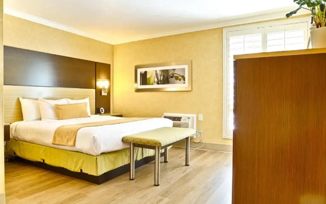 Little Inn By The Bay Newport Beach