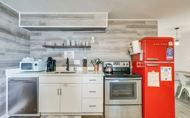 Wildwood Condo: Community Pool, Walk to Beach!