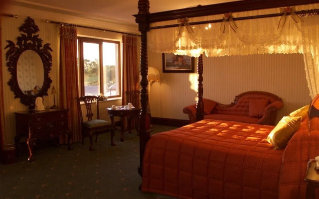 Lakeside Manor Hotel
