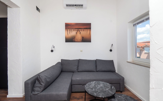 Apartments and Rooms Mladen