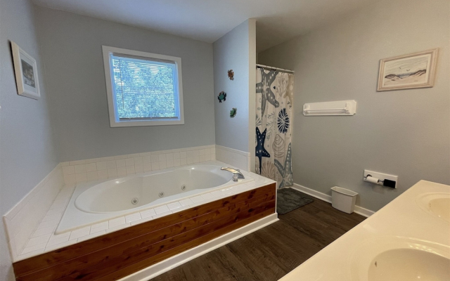 Hatteras Hideaway 3 Bedroom Cottage by RedAwning