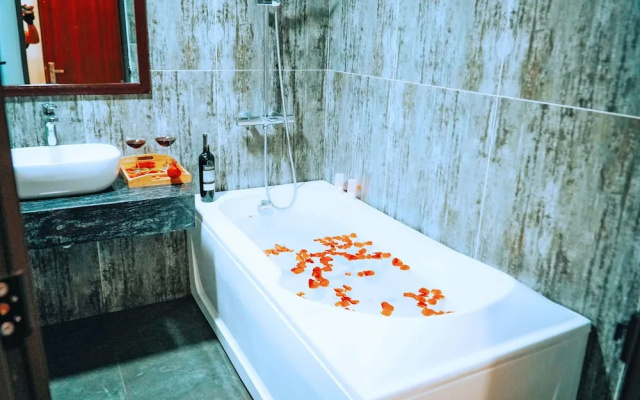 Grad Queen Hotel 2  Ha Dong
