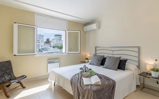 4 bedroom villa with pool in the channel of Empuriabrava
