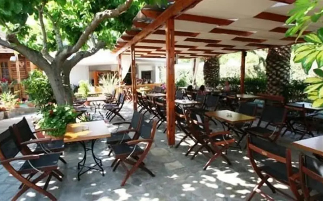 Triton Hotel & Bungalows