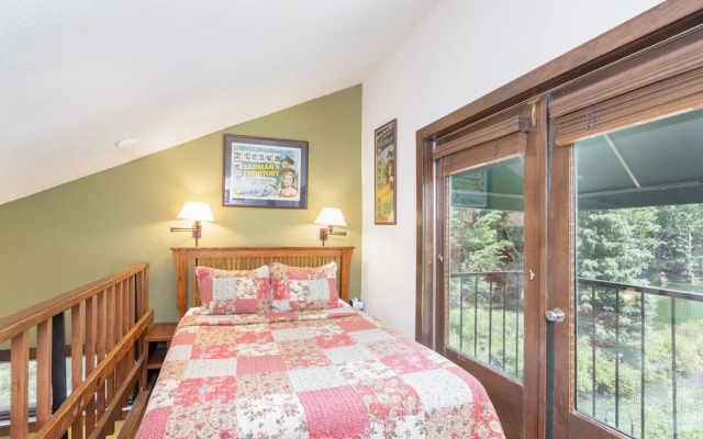Manitou Lodge 5 Hotel Room by Alpine Lodging Telluride