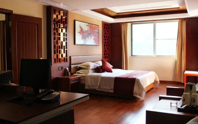 Yihua Riverview Hot Spring Holiday Hotel