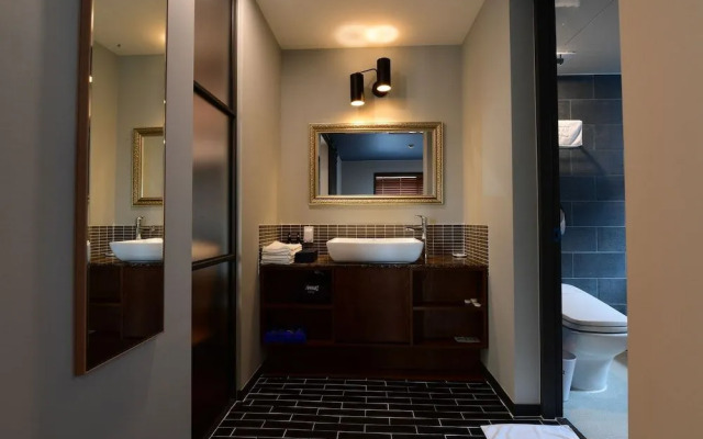 7 Bricks Hotel