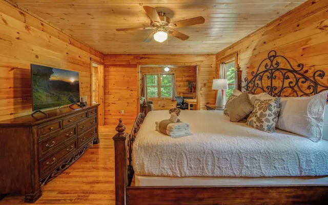 Bear Track Falls Retreat Mtn. Getaway!