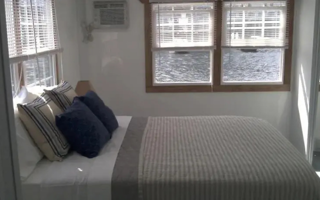 Gemini Houseboat