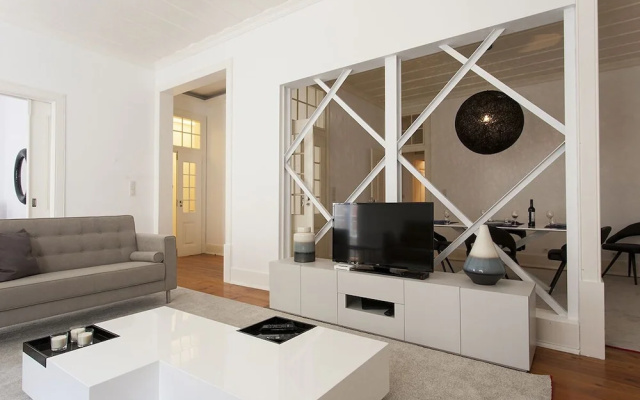 ALTIDO Elegant 3BR Apt w/workspace in Chiado