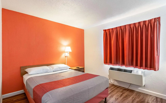 Motel 6 Naperville, IL
