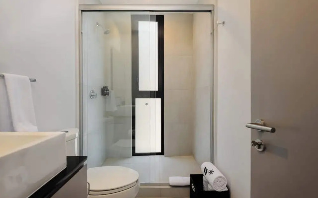 w Deluxe 3BR w Balcony in Interlomas