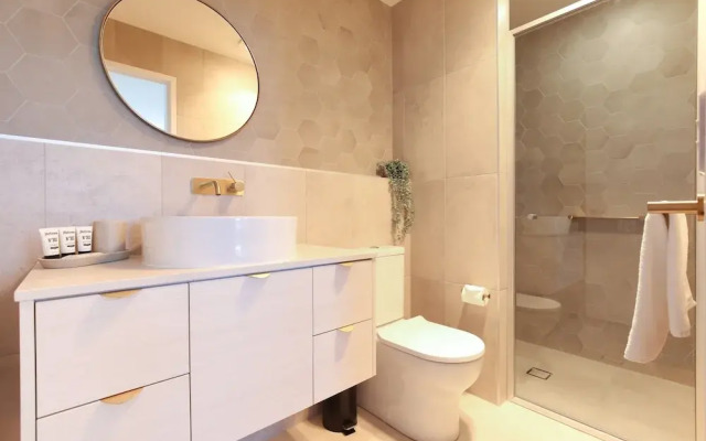 Glorious 2-bed With Waterside Balcony Views