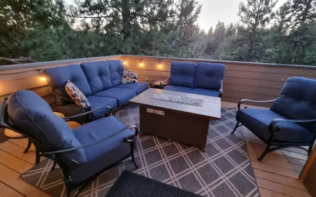 Quinn Creek 4 Bedroom Home by RedAwning