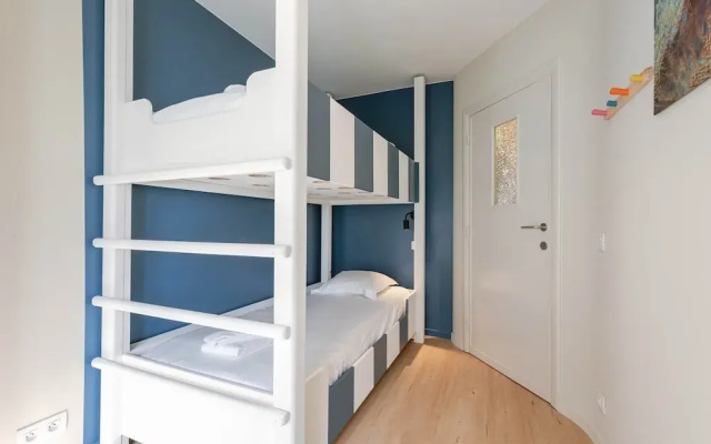 Huswell - Modern Family Flat Steps From the sea