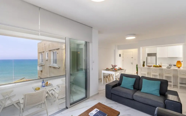 Mackenzie Leo Seafront Suite