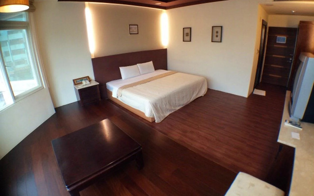 Debonair Hotel