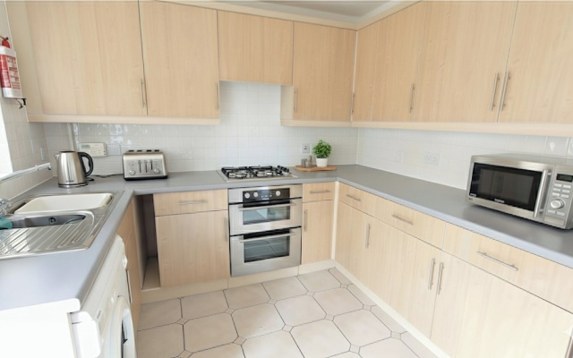 4Br Contractor House ,sleeps 9 , Parking