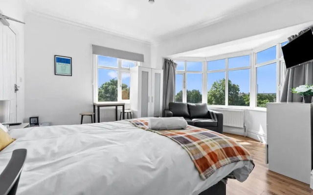 Stylish Studio Room in Leeds Private Ensuite Street Parking