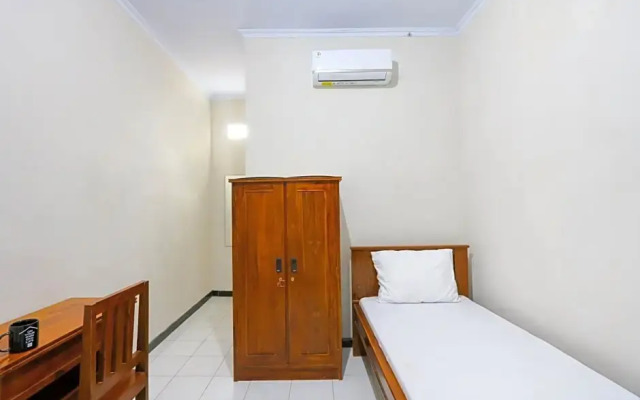 OYO Living 3187 Kost Putri Bu Chris