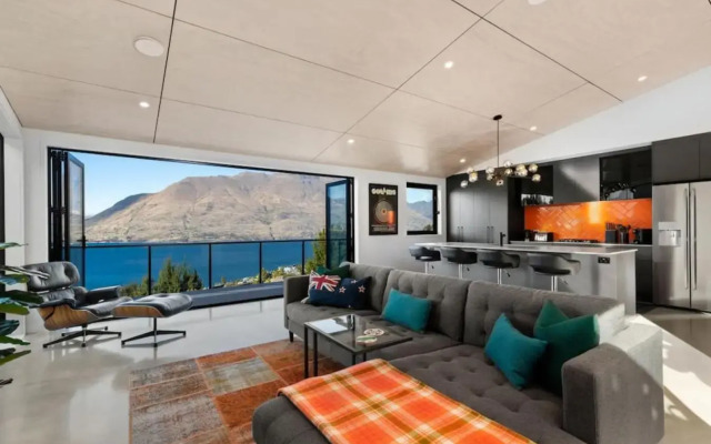 Lake and Mountain View 2 Bedroom House