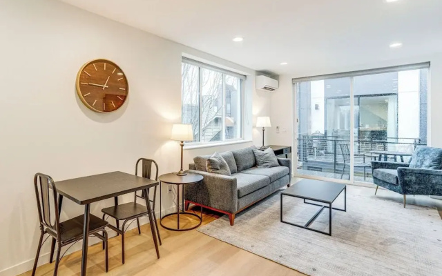 Modern Seattle Townhome: Walk to Light Rail!